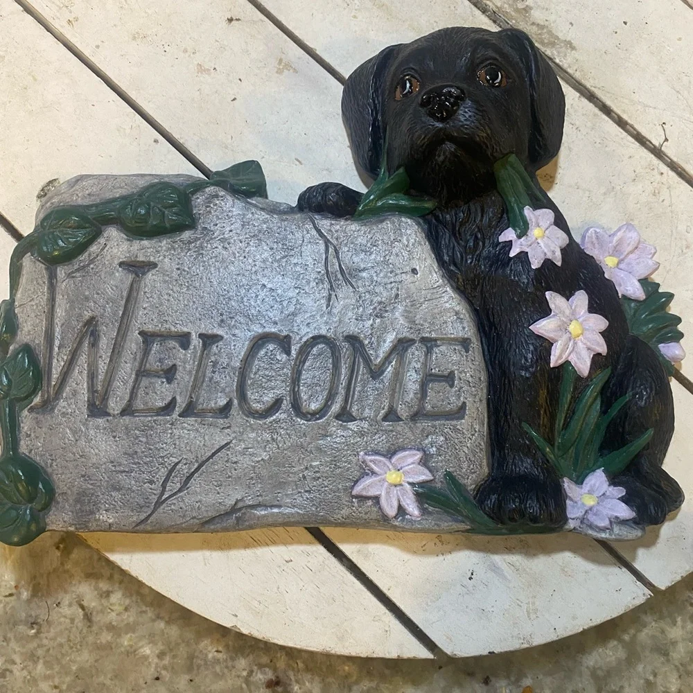 Black Dog‎ Welcome Sign